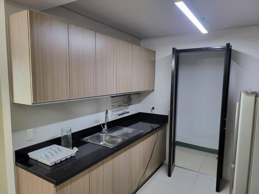 Апартаменты Luxury @ Bgc Sleeps 6 Comfortably Fast Wifi Pool! Манила Экстерьер фото