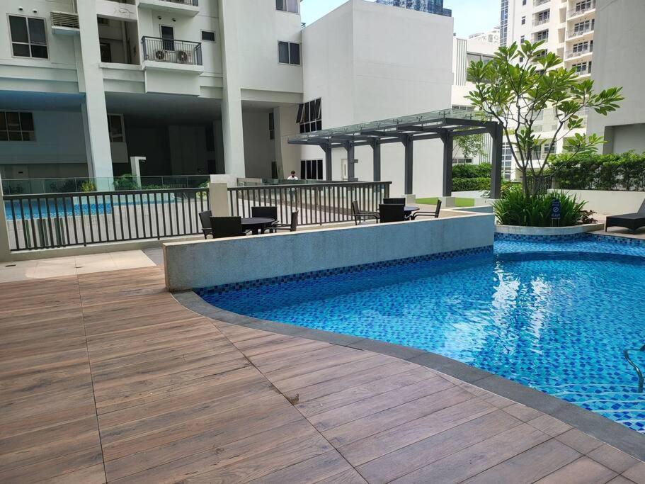 Апартаменты Luxury @ Bgc Sleeps 6 Comfortably Fast Wifi Pool! Манила Экстерьер фото