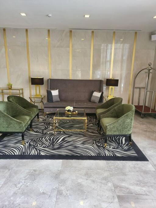Апартаменты Luxury @ Bgc Sleeps 6 Comfortably Fast Wifi Pool! Манила Экстерьер фото
