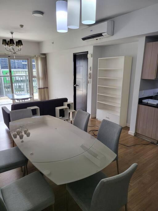 Апартаменты Luxury @ Bgc Sleeps 6 Comfortably Fast Wifi Pool! Манила Экстерьер фото