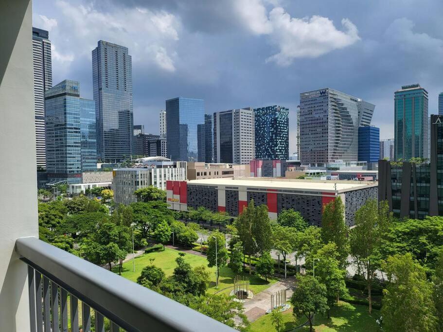 Апартаменты Luxury @ Bgc Sleeps 6 Comfortably Fast Wifi Pool! Манила Экстерьер фото